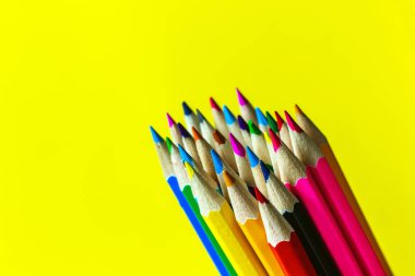 Parlak sarı arka planda renk kalemler. Okul konseptine geri dönelim. Metin için boşluk Kopyala.