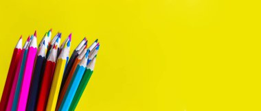 Parlak sarı arka planda renk kalemler. Okul afiş kavramına geri dönün. Metin için boşluk Kopyala.