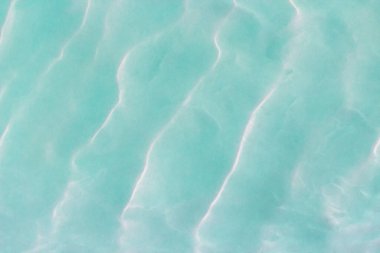 Soyut mavi arkaplan. Güneşli su yüzeyi.