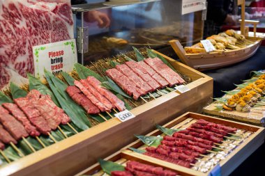 Ham sığır eti taze Japonca (wagyu Dana) sokak gıda Tsukiji Balık Pazarı Tokyo Japonya, Mangal için.