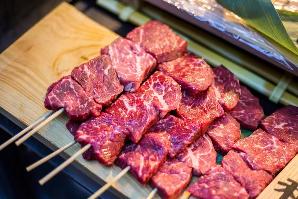 쇠고기 도쿄의 쓰키지 시장에서 길거리 음식에 신선한 일본어 Wagyu 쇠고기 — 스톡 사진