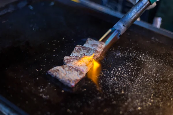 Ham sığır eti taze Japonca (wagyu Dana) sokak gıda Tsukiji Balık Pazarı Tokyo Japonya, Mangal için.