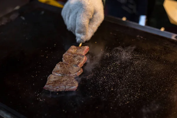 Ham sığır eti taze Japonca (wagyu Dana) sokak gıda Tsukiji Balık Pazarı Tokyo Japonya, Mangal için.