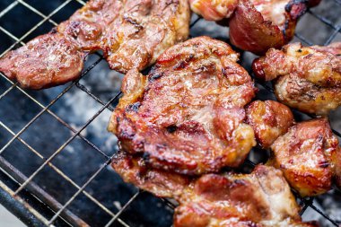 Izgara et ve bir ızgara biftek dumanlı.