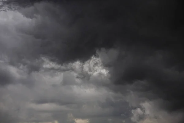 Yaz aylarında yağmur, hareket önce karanlık fırtına bulutları kara bulut.