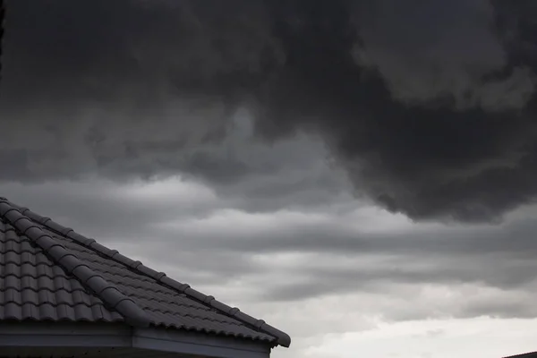 Yaz aylarında yağmur, hareket önce karanlık fırtına bulutları kara bulut.