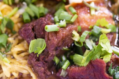 Closeup Asya tarzı beef Noodle çorba ile.