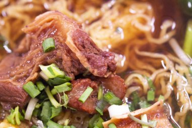 Closeup Asya tarzı beef Noodle çorba ile.