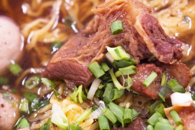 Closeup Asya tarzı beef Noodle çorba ile.