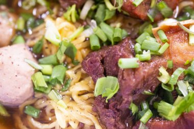 Closeup Asya tarzı beef Noodle çorba ile.