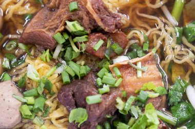 Closeup Asya tarzı beef Noodle çorba ile.