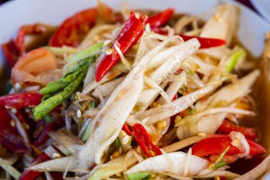 Tay papaya salatası (Som Tam Tay) yakından sebze ile hizmet.