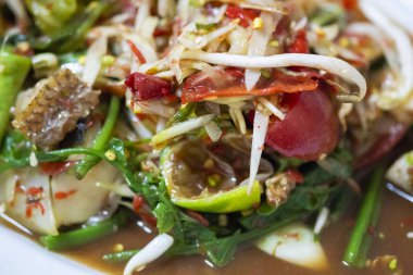 Tay papaya salatası (Som Tam Tay) yakından sebze ile hizmet.