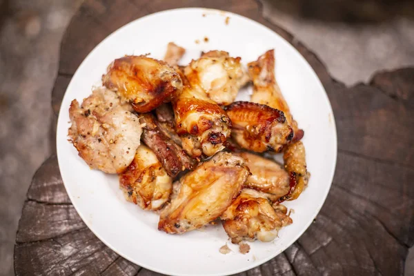 Pittige Kippenvleugeltjes Benen Grillen Met Hete Vlammen — Stockfoto