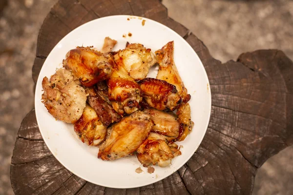 Pittige Kippenvleugeltjes Benen Grillen Met Hete Vlammen — Stockfoto