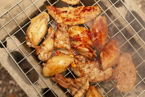 Pikante Hühnerflügel Und Beine Grillen Mit Heißen Flammen — Stockfoto