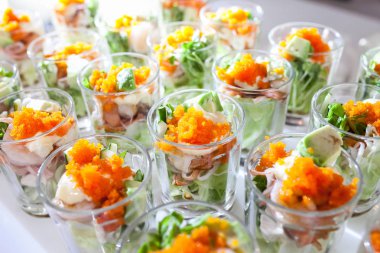 Parti bir mini bulaşık ve küçük cam kase kokteyl gıda catering.