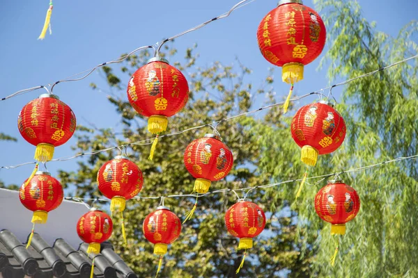 parlak renkler, öncelikle kırmızı bir katlanabilir kağıt fener yaygın olarak Çin sanat ile boyalı dekoratif amaçlı kullanılan.