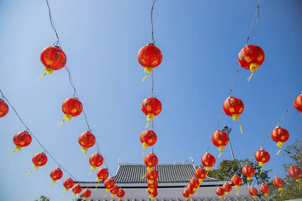 parlak renkler, öncelikle kırmızı bir katlanabilir kağıt fener yaygın olarak Çin sanat ile boyalı dekoratif amaçlı kullanılan.