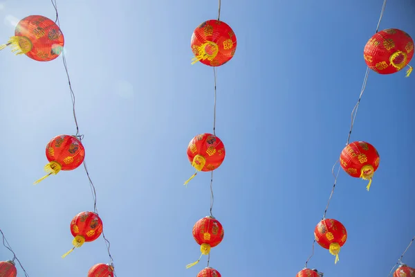 parlak renkler, öncelikle kırmızı bir katlanabilir kağıt fener yaygın olarak Çin sanat ile boyalı dekoratif amaçlı kullanılan.