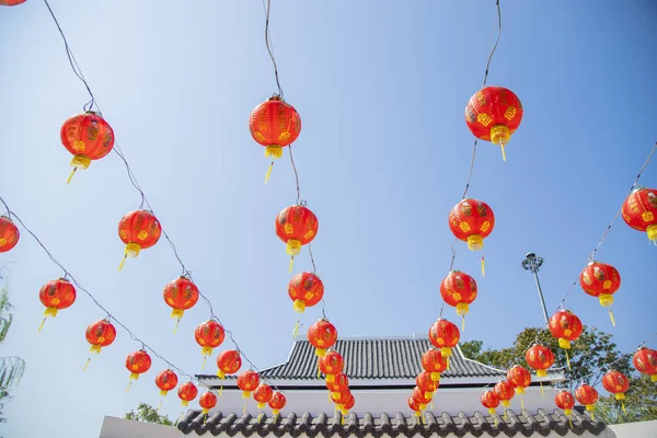 parlak renkler, öncelikle kırmızı bir katlanabilir kağıt fener yaygın olarak Çin sanat ile boyalı dekoratif amaçlı kullanılan.