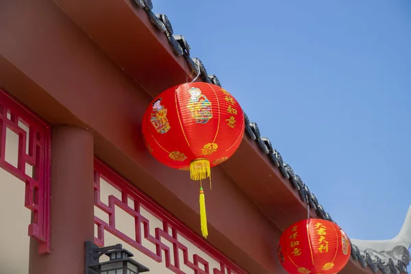 parlak renkler, öncelikle kırmızı bir katlanabilir kağıt fener yaygın olarak Çin sanat ile boyalı dekoratif amaçlı kullanılan.