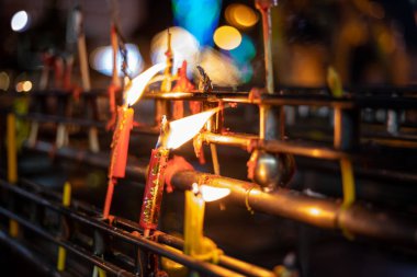 Çin yeni yıl Festivali Çin tapınağında kırmızı mumlar.