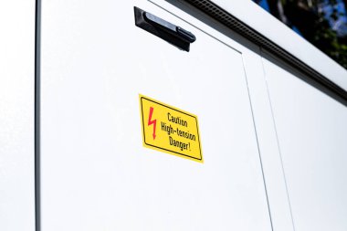 Tehlike yüksek gerilim işareti riski sarı zemin üzerine için.