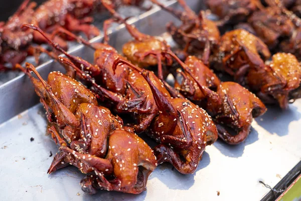 Kızarmış bıldırcın yer içinde belgili tanımlık tepsi yerel pazarda, Tayland Satılık. 