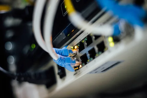 Bir teknoloji veri merkezinde bağlı ağ kabloları.