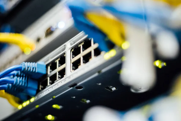 Bir teknoloji veri merkezinde bağlı ağ kabloları.