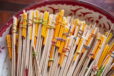 Kokulu tütsü ibadet Buddha için tepsi yerleştirilir