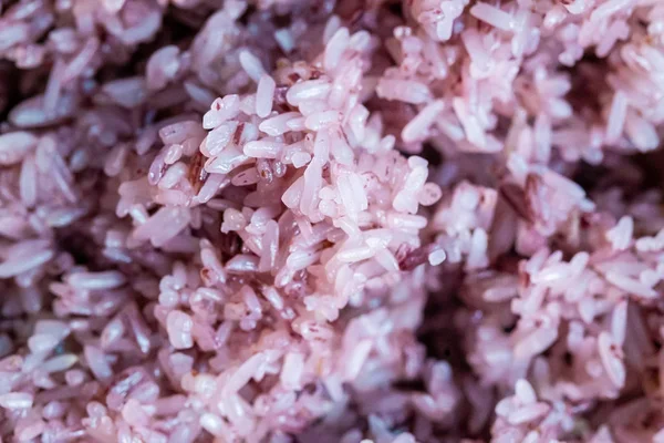 Närbild Riceberry Rice på trä bakgrund, produkt av Thailand. — Stockfoto