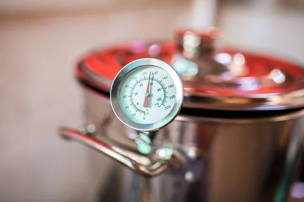 Bierwort beginnen te koken, Wort voor thuis brouwen tarwebier. — Stockfoto