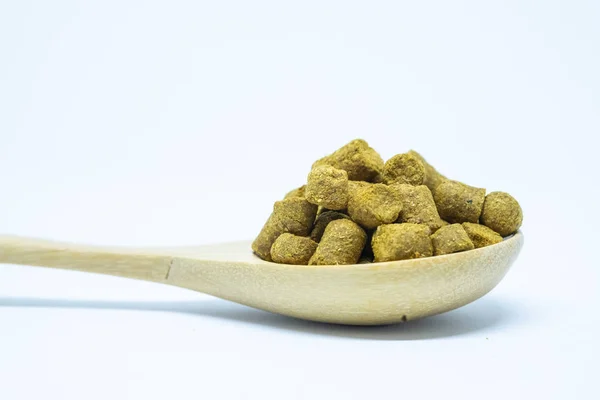 Pellet ev bira izole için bir kaşık ahşap hops.