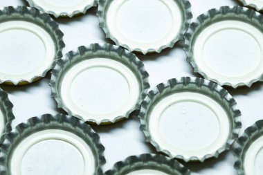 Beyaz arka planda alüminyum halkalar kapağını kapat.