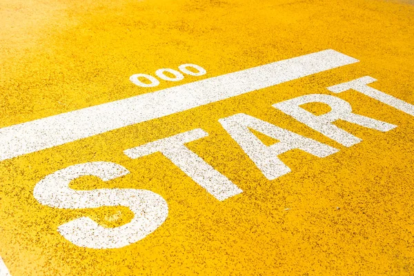 Yolda boyalı başlangıç işaretleri koşu, sağlıklı için iyi bir yer.