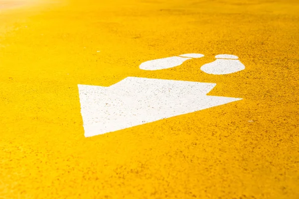 Panneaux sur l'asphalte jaune couleur de la route . — Photo