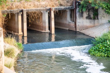 Büyük şehirde su kirliliği drenaj önce su tedavi değil.