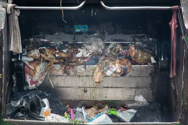 Çöp kamyonu bir katı atık arıtma fac toplanan atık