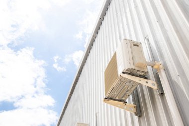 Mavi gökyüzünde Klima Kompresörü ve bulutlar yakın 