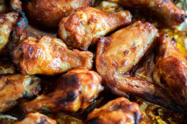 Görüntüyü kapat Izgara tavuk kanatları ve bacakları masada, Top vie