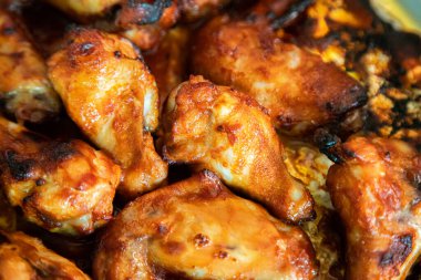 Görüntüyü kapat Izgara tavuk kanatları ve bacakları masada, Top vie