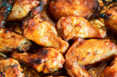 Görüntüyü kapat Izgara tavuk kanatları ve bacakları masada, Top vie