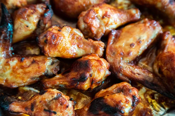 Afbeelding sluiten Grilled chicken wings and legs on table, Top vie — Stockfoto