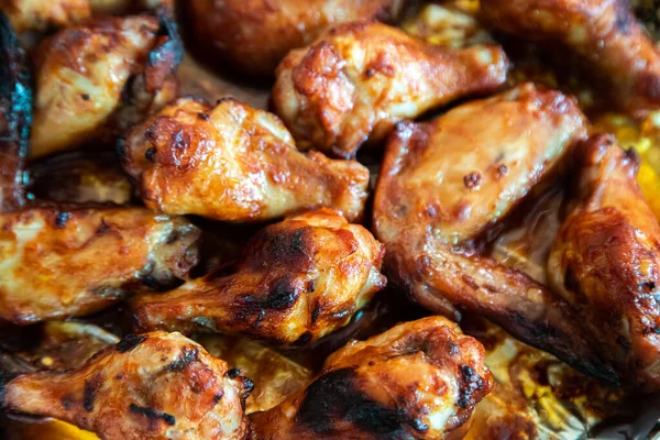 Közelkép Grillezett csirkeszárnyak és lábak az asztalon, Top vie — Stock Fotó