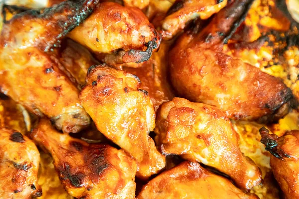 Közelkép Grillezett csirkeszárnyak és lábak az asztalon, Top vie — Stock Fotó