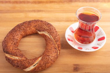 Simit, (simit) ve çay ahşap arka plan, yüksek açılı görünüş