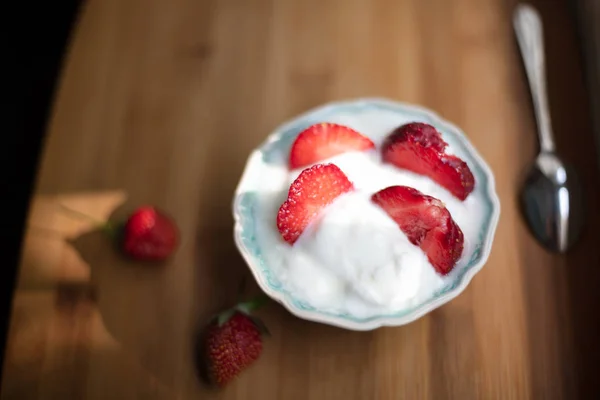 Organic Yogurt Blue Ceramic Bowl Strawberry Wooden Table Fresh Strawberry — Stock Photo, Image