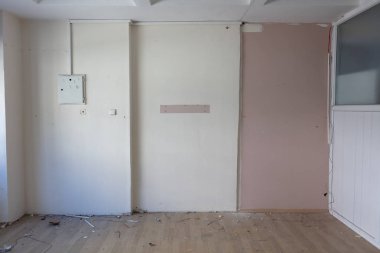 içinde bir Unfinished metal ayrı panel ve beton duvar Oda yenileme